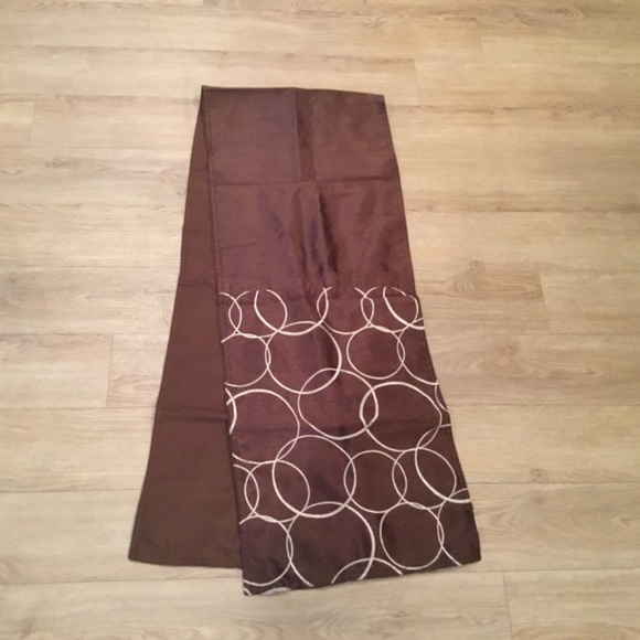Table Runner With Circles - Picture 2 of 4